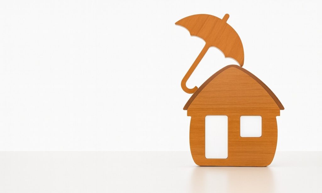 خانه کوچک زیر چتر، نماد یافتن امنیت و راهکارهای مقابله با استرس مهاجرت.