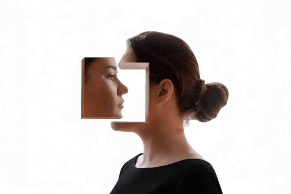 تصویر مفهومی و سورئال از زنی که چهره درونی خود را در یک قاب جداگانه مشاهده می‌کند، نمادی از «آگاهی» (Mindfulness)، «مشاهده‌گری» و «آشتی با سکوت» که در مقاله ماهی قرمز ذهن توضیح داده شده است.