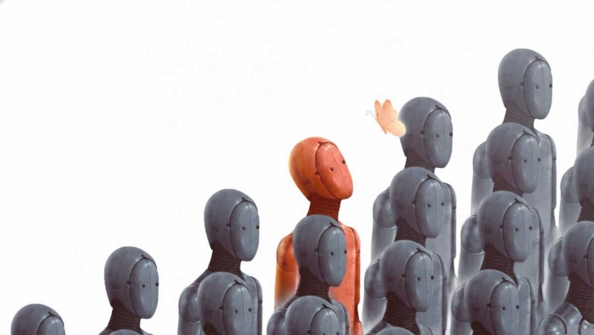 رباتی قرمز رنگ در میان ربات‌های خاکستری که به پروانه‌ای نگاه می‌کند، نمادی از «خود واقعی» پنهان شده و نشانه‌های زندگی غیر اصیل.