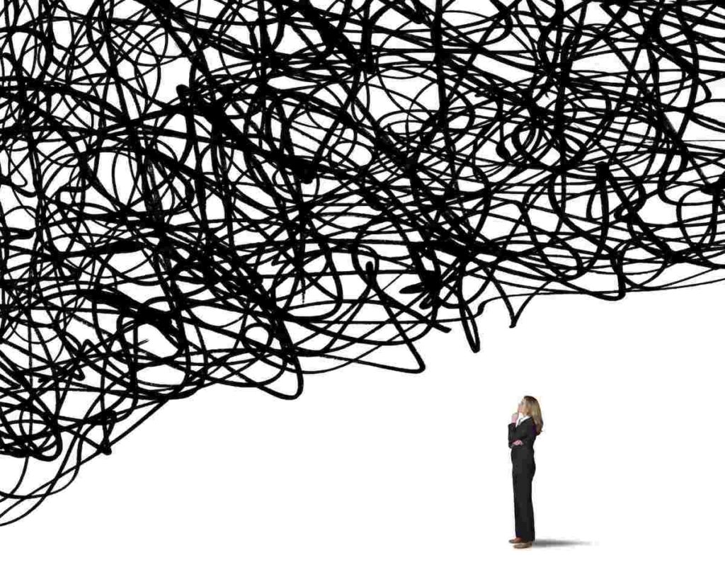 زنی که متفکرانه به توده خط‌خطی افکار در بالای سرش نگاه می‌کند؛ مفهوم شنیدن پیام‌های پنهان مغز و تحلیل منطقی نگرانی‌ها.