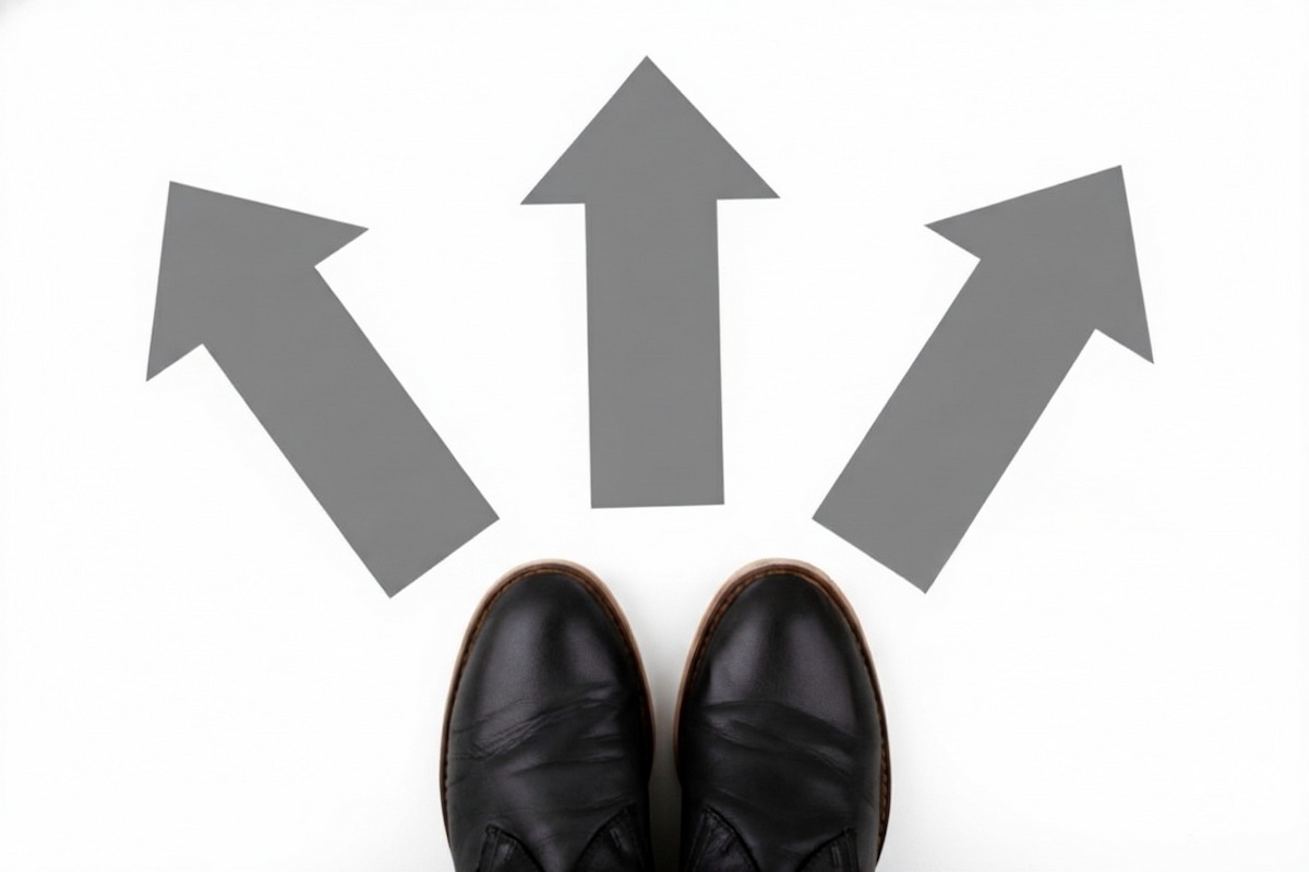 تصویر کفش‌ها روبروی سه فلش به سمت بالا؛ نمادی از سه‌راهی تصمیم‌گیری و استفاده از میان‌بُرهای ذهنی در حالت خستگی.