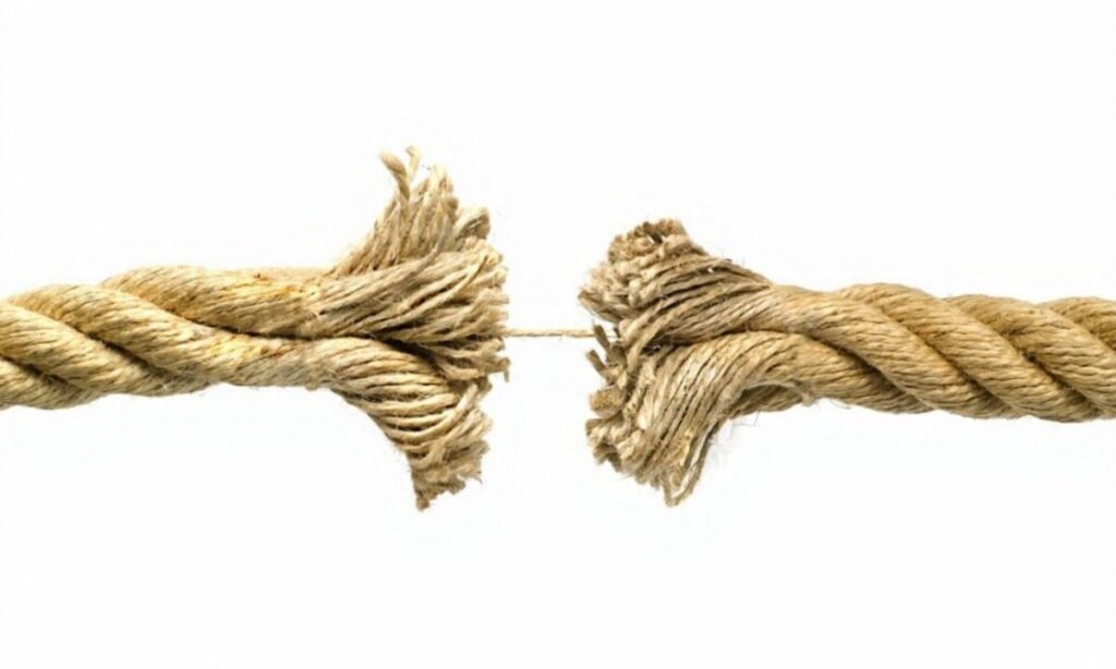 طناب ضخیم کنفی که در وسط پاره شده و دو انتهای آن از هم جدا مانده‌اند، نمادی از رشته پیوند گسسته و احساس تنهایی در روان‌شناسی تعلق.