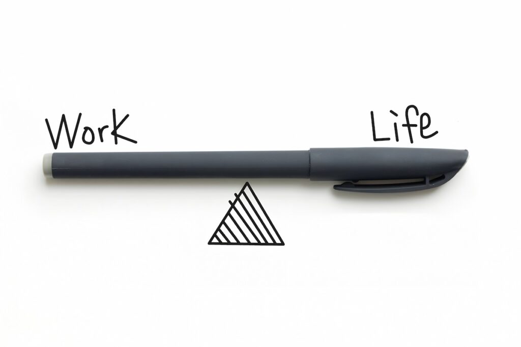 تصویر مفهومی از تعادل بین کار و زندگی (Work-Life Balance)؛ نمادی از اجرای راهکارهای علمی و مرزبندی صحیح برای خروج از فرسودگی شغلی و بازگشت آرامش به زندگی فریلنسرها.