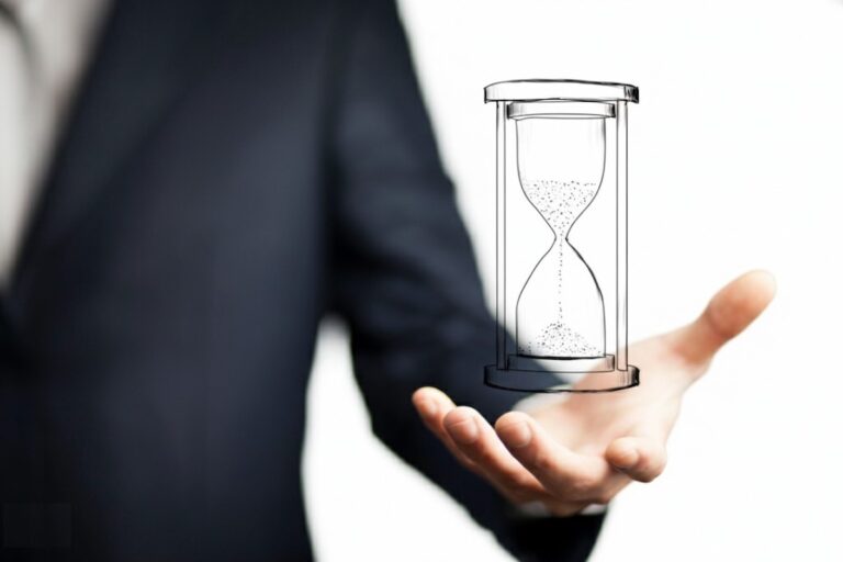 دستی که یک ساعت شنی را نگه داشته، نمادی از مدیریت آگاهانه‌ی زمان و انرژی و بازپس‌گیری کنترل به عنوان راهکار فردی برای مقابله با فرسودگی شغلی.