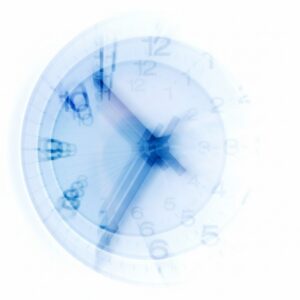 تصویر محو و تار از یک ساعت در حال چرخش، که نمادی از «مه مغزی»، کاهش تمرکز و سردرگمی ذهنی به عنوان یکی از نشانه‌های فرسودگی شغلی است.