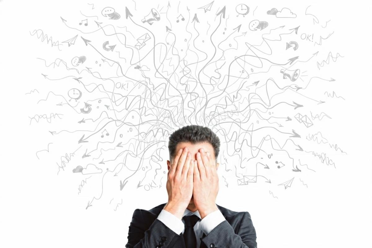 تصویر انتزاعی از مغز روشن و ملتهب زیر بار سؤالات و اطلاعات زیاد، که خستگی تصمیم‌گیری و فشار روانی را نشان می‌دهد.