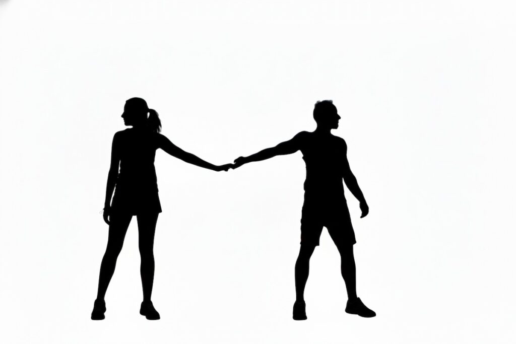 سیلوئت زن و مردی که دست یکدیگر را گرفته‌اند اما در جهات مخالف نگاه می‌کنند، نمادی از دودراهی سخت برای تصمیم‌گیری بین ترمیم رابطه خاکستری یا رهاسازی آن.