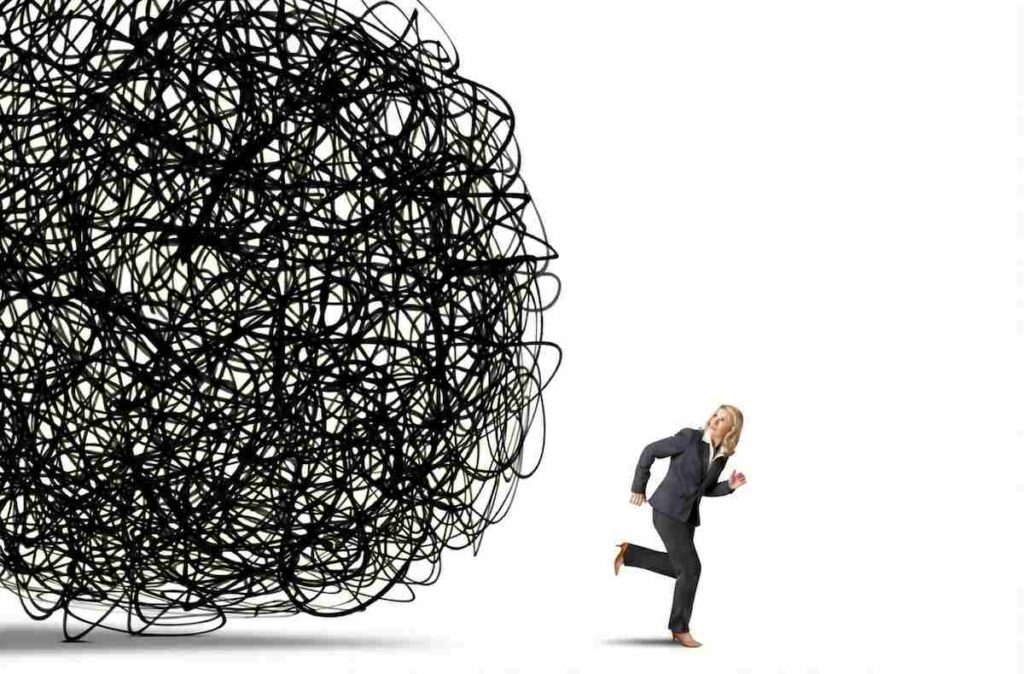 زنی که با ترس از یک کلاف بزرگ سیاه فرار می‌کند؛ نمادی از رفتار اجتنابی، ترس از آینده و فرار از افکار وسواسی مزاحم.