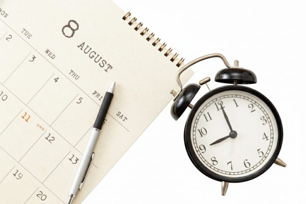 تقویم، ساعت زنگدار و قلم؛ نمادی از برنامه‌ریزی، ایجاد روتین و مدیریت زمان برای کاهش خستگی تصمیم‌گیری.