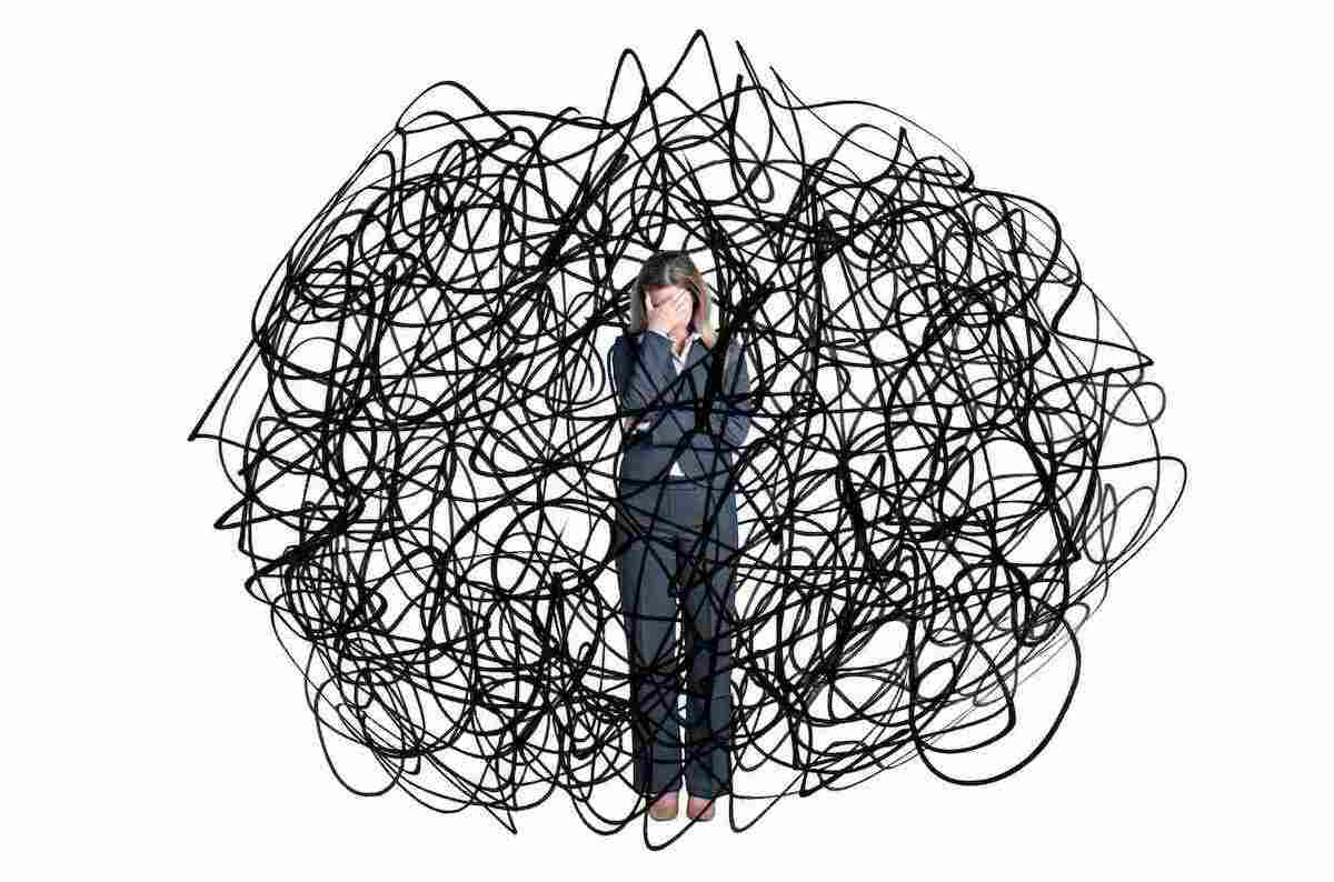 زنی که در میان انبوهی از افکار آشفته و سیاه گرفتار شده و دستانش را به نشانه درماندگی روی صورت گذاشته است؛ نمادی از هجوم ناگهانی سناریوهای ترسناک ذهنی و احساس فلج شدن در برابر نگرانی‌ها.