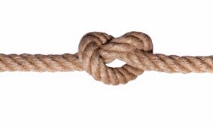 گره طناب محکم به عنوان نماد دلبستگی ایمن در روابط عاطفی برای مقاله تست سبک دلبستگی ECR.