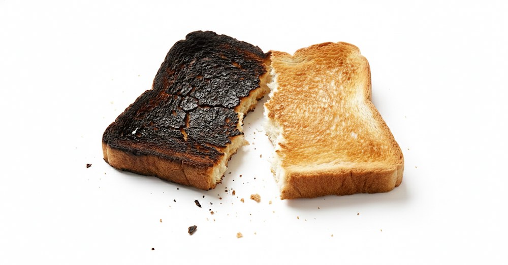 دو نیمه نان تست کنار هم، یک نیمه کاملاً سوخته و نیمه دیگر کاملاً سالم و طلایی. این تضاد نماد انتخاب بین نگاه بدبینانه/قدری و رویکرد سازنده/علمی است.