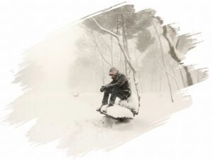 مرد تنها نشسته در برف شدید که نماد یخبندان درونی و زمستان روان ناشی از افسردگی است. تست آنلاین PHQ-9.