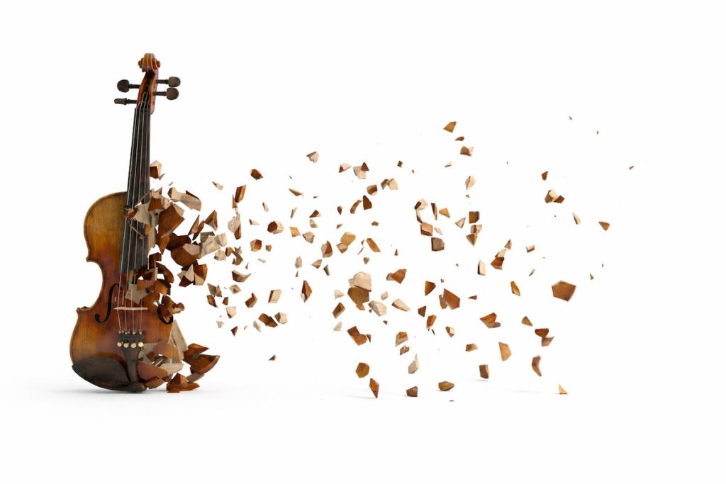 تصویر یک ویولن که در حال خرد شدن و متلاشی شدن به تکه‌های کوچک چوب در هوا است. نمادی از پایان ناگهانی و دردناک یک مسیر یا رابطه.