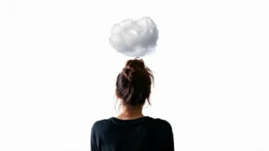 دختری که ابر افکار همیشه همراه اوست، نمادی از نشخوار فکری و درگیری ذهنی مداوم