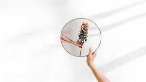آینه و شاخه گل، نمادی از درمان طرحواره نقص و شرم و پذیرش خود