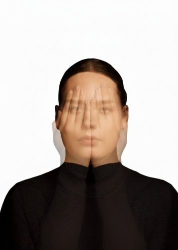 تصویر مفهومی از زنی که دستانش را روی چشمانش گذاشته و چهره‌اش به صورت چندگانه (multi-exposure) نمایش داده شده است. این تصویر نمادی قدرتمند از «فرار از خود»، «اجتناب تجربه‌ای» (Experiential Avoidance) و ترس از مواجهه با افکار و احساسات درونی در سکوت است.