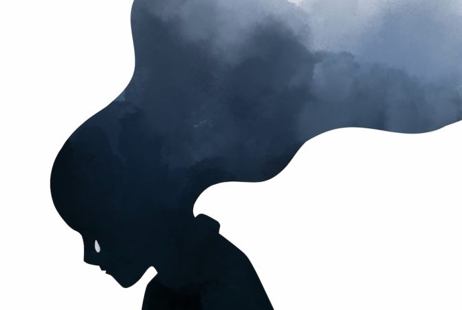 سایه نیمرخ انسان که موهایش به شکل ابر یا دود غمگین است، نمادی از تفاوت بار سنگین سوگ و غم ساده.