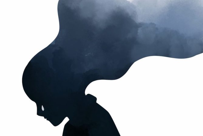 سایه نیمرخ انسان که موهایش به شکل ابر یا دود غمگین است، نمادی از تفاوت بار سنگین سوگ و غم ساده.