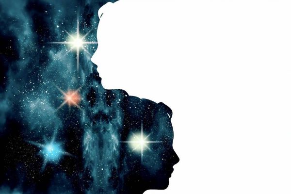 نیم‌رخ‌های یک زن و مرد با پس‌زمینه کهکشانی، نمادی از دلایل روان‌شناختی و جهان درونی فانتزی جنسی.