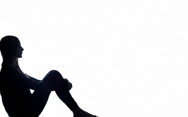 سایه زنی که به تنهایی نشسته و زانوهای خود را در آغوش گرفته، نمادی از افسردگی خاموش و انزوای ناشی از سوگ پنهان.