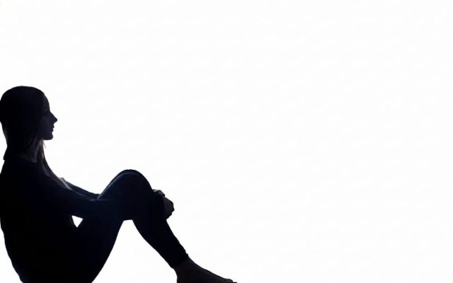 سایه زنی که به تنهایی نشسته و زانوهای خود را در آغوش گرفته، نمادی از افسردگی خاموش و انزوای ناشی از سوگ پنهان.