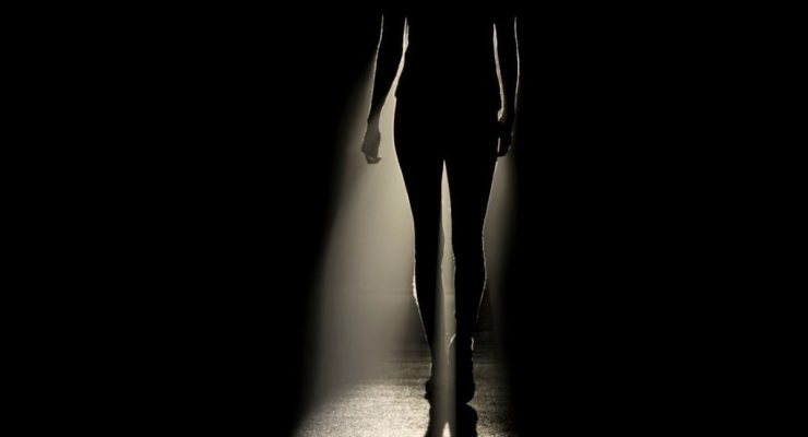 فردی در حال قدم برداشتن از تاریکی افسردگی به سوی نور امید و درمان.