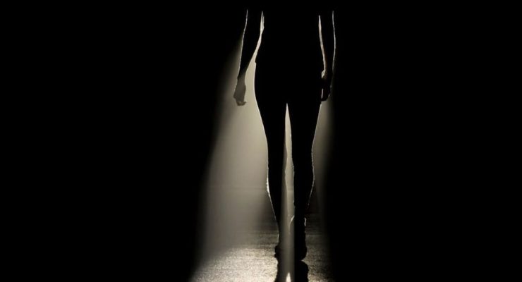 فردی در حال قدم برداشتن از تاریکی افسردگی به سوی نور امید و درمان.